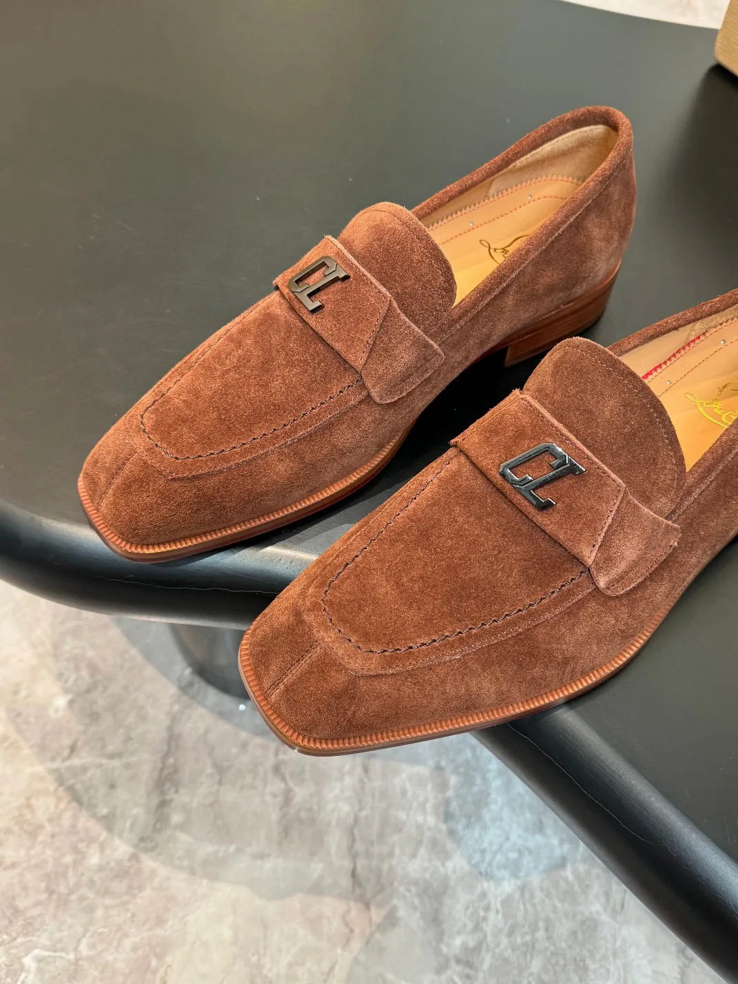 💰960 Christia*.Loubouti*🆑High-end men’s business formal leather shoes｜Classic red-soled shoes｜Original imported first-layer cowhide｜Iconic rivet decoration｜Water-dyed cowhide lining｜Italian imported red cowhide outsole｜High-end luxury｜Perfect interpretation of fashion, sunshine, style, suitable for various occasions Size: 39-44 (customized at 38.45.46)✅